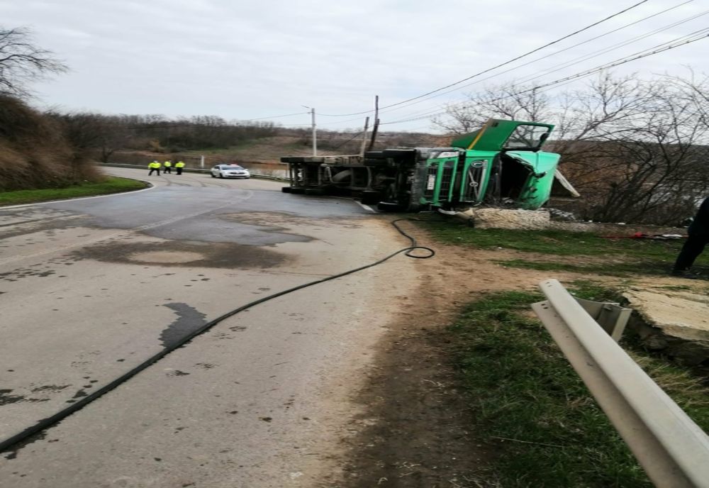 Un autocamion încărcat cu azotat de amoniu, răsturnat pe raza localității Căscioarele