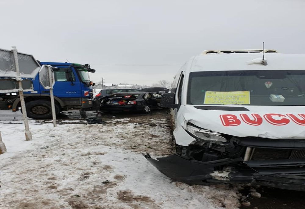 FOTO| Impact violent între trei vehicule, două persoane rănite