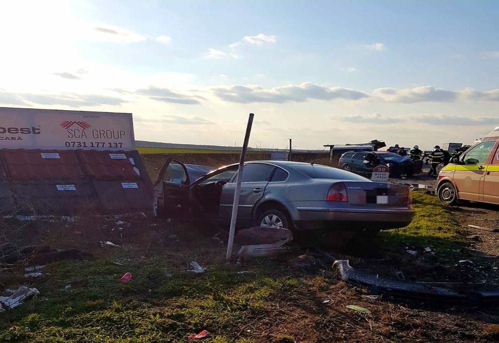 FOTO Impact frontal între două autoturisme pe DN2A. Un mort și trei răniți