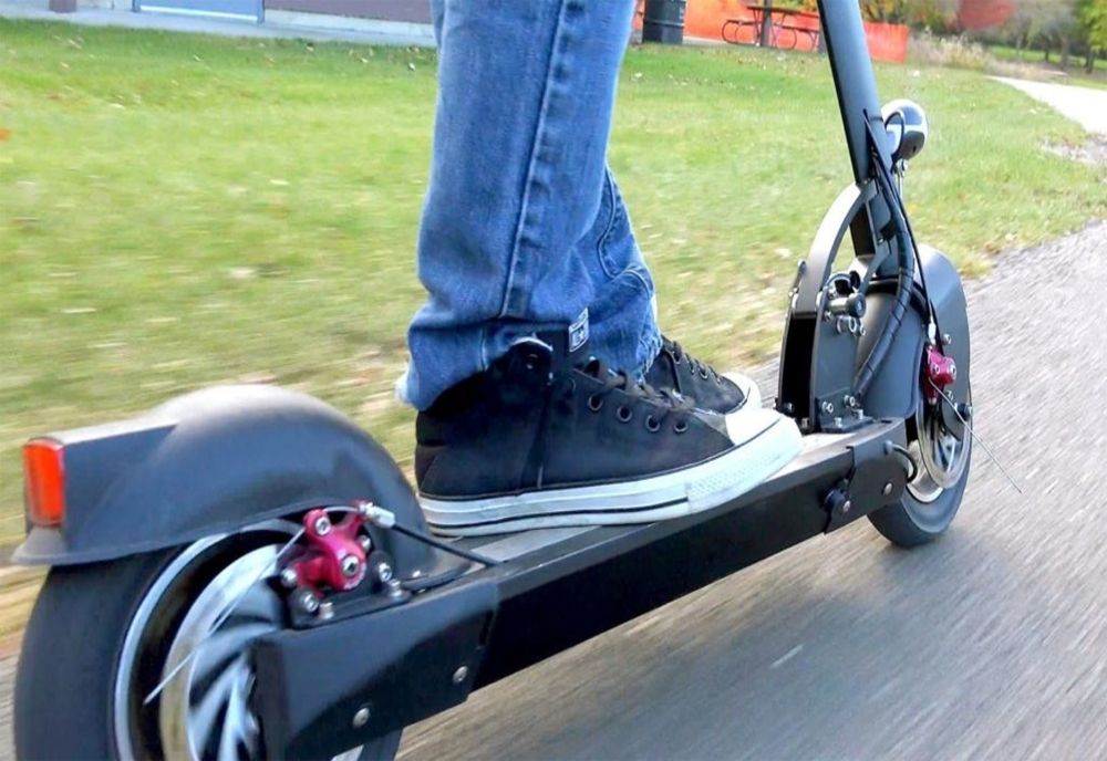 Recomandările polițiștilor pentru conducătorii de biciclete și trotinete electrice