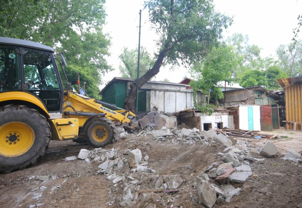 FOTO VIDEO Continuă demolările pe malul Borcei