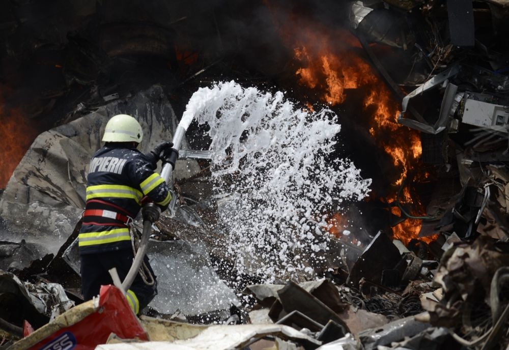 FOTO Incendiu violent la centrul de colectare fier vechi