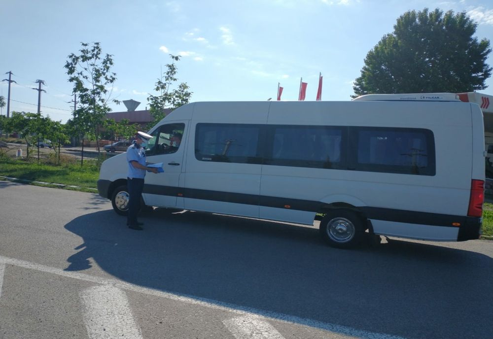 121 de societăți comerciale și 598 de mijloace de transport persoane verificate de polițiști