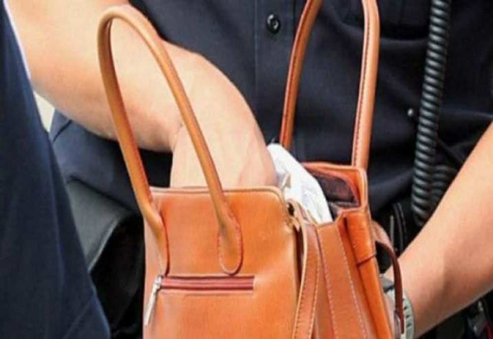 Prinși de polițiști după ce au furat 7.000 de lei dintr-o geantă. Cum s-a întâmplat