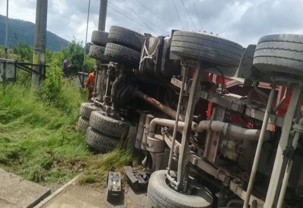 Autobasculantă răsturnată pe carosabil pe DN4