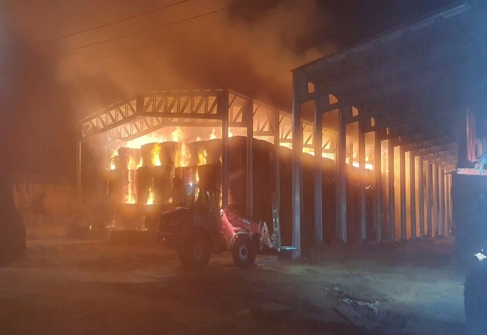 FOTO Incendiu violent la un depozit de furaje. Pompieri din două județe în lupta cu flăcările