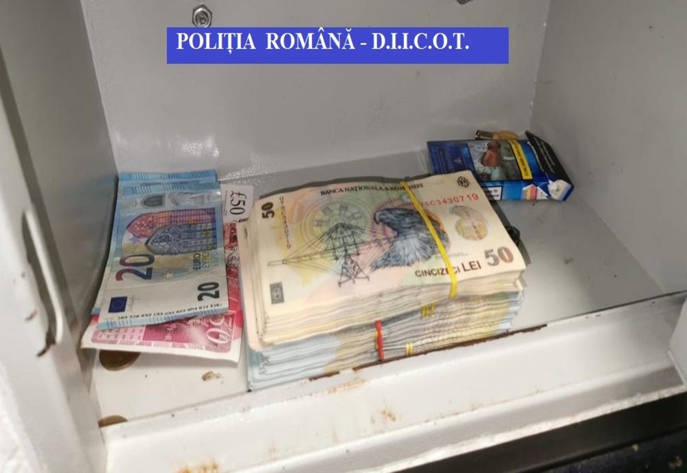 Percheziții la persoane bănuite de fraudă informatică şi spălarea banilor