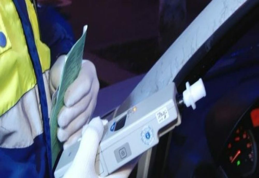 S-a urcat la volan aproape în comă alcoolică!