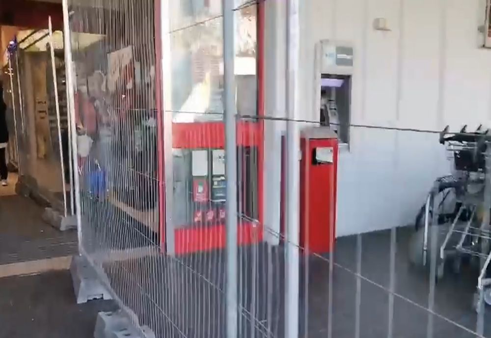 Un gard de sârmă desparte vaccinații de nevaccinați la intrarea într-un supermarket din Rm. Sărat