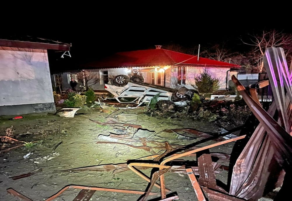 FOTO Un șofer beat s-a răsturnat cu mașina în curtea unei case