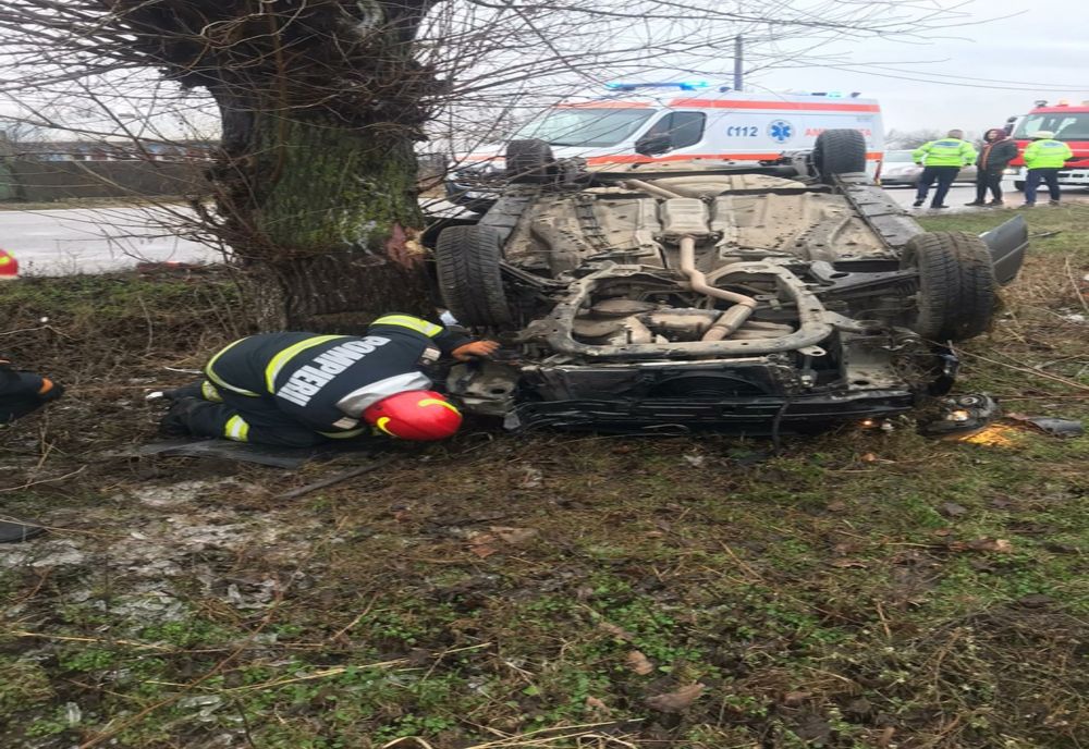 FOTO Nu au mai ajuns la petrecere! Mașină răsturnată, cinci victime