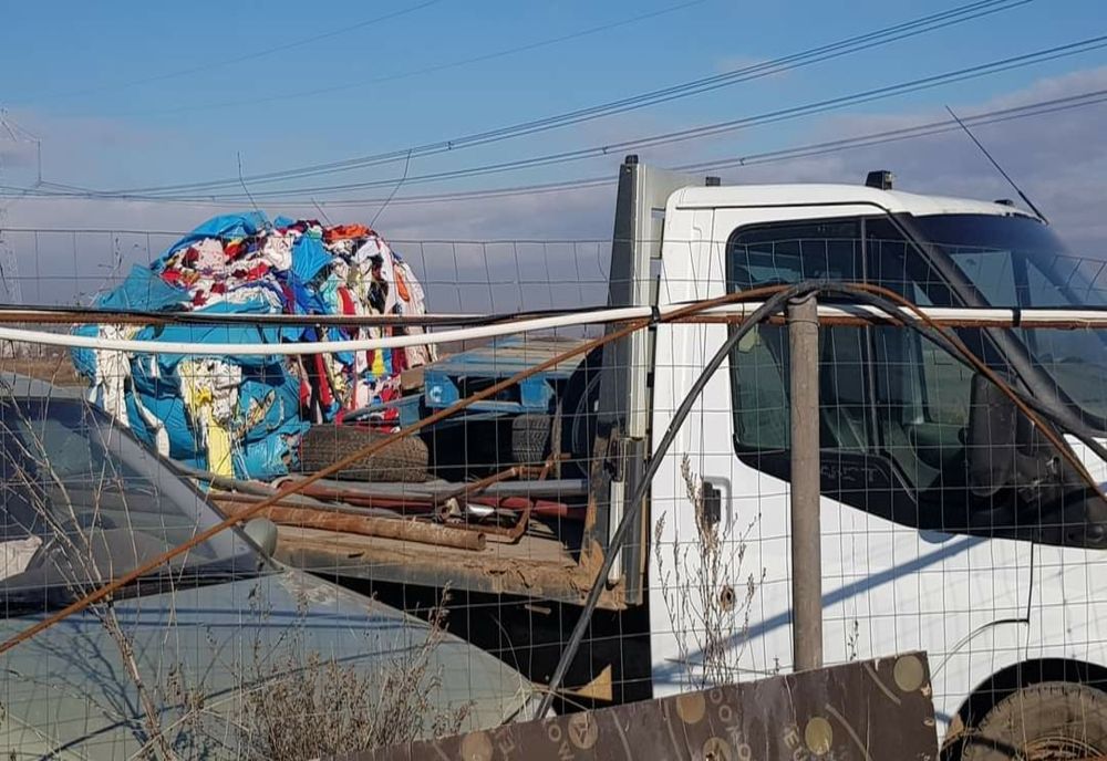 FOTO Călărași. Deșeuri textile descoperite într-un service auto 