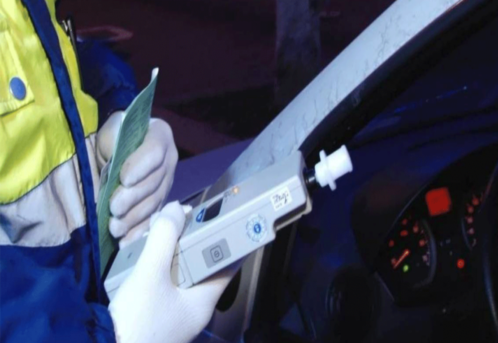 S-a urcat beat la volan și a sperat să nu-l prindă polițiștii