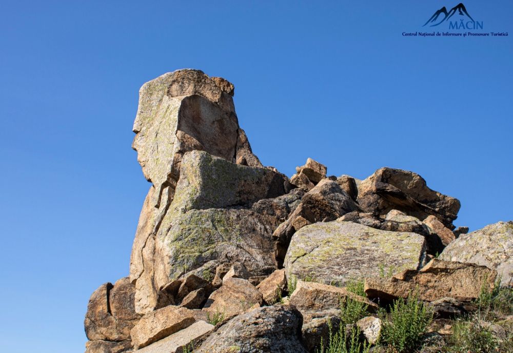 FOTO VIDEO Munții Măcinului. Culmea Pricopanului - Povestea Uriașilor