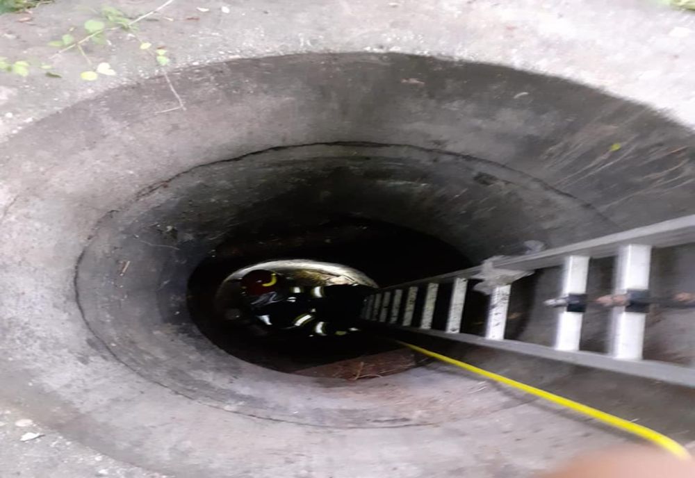 Mort de beat, a scăpat cu viață după ce a căzut în fântână