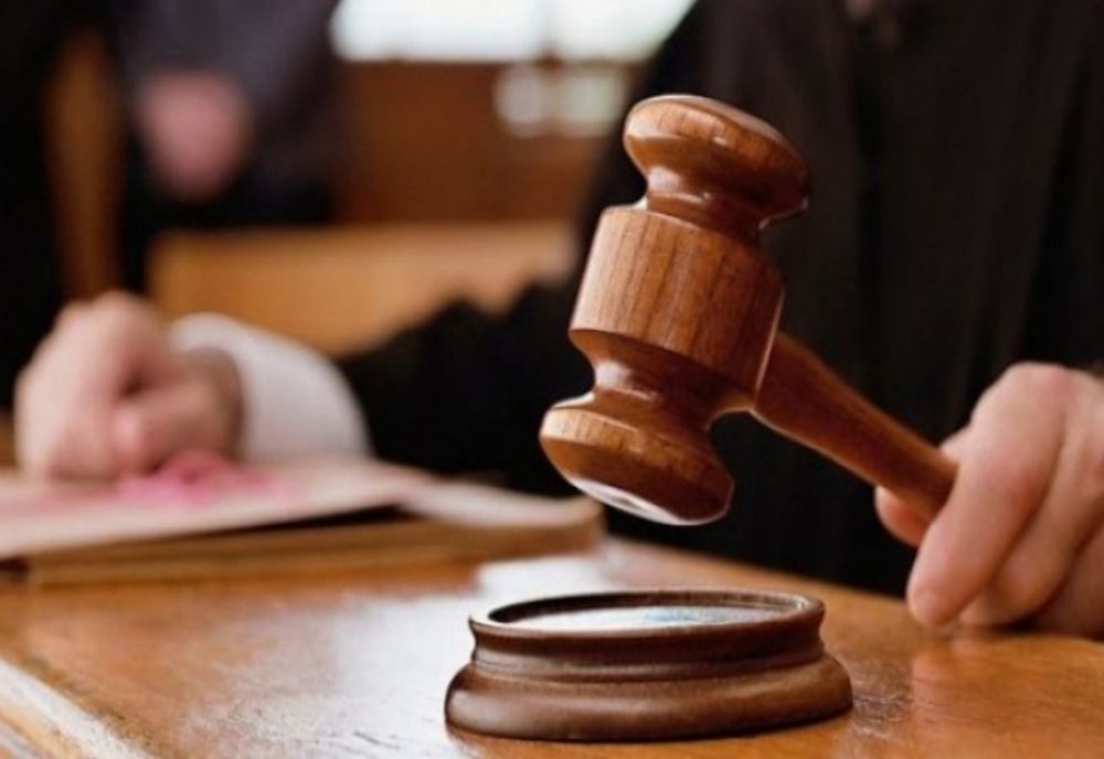 Avocatul care a dat mită unui polițist trimis în judecată