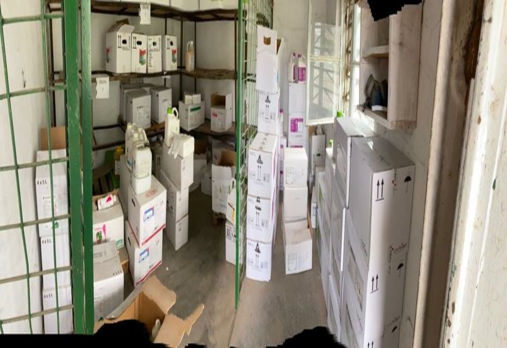 Pericol pentru mediu la Lehliu Gară. Cantități impresionante de substanțe pentru protecția plantelor, expirate, găsite de polițiști