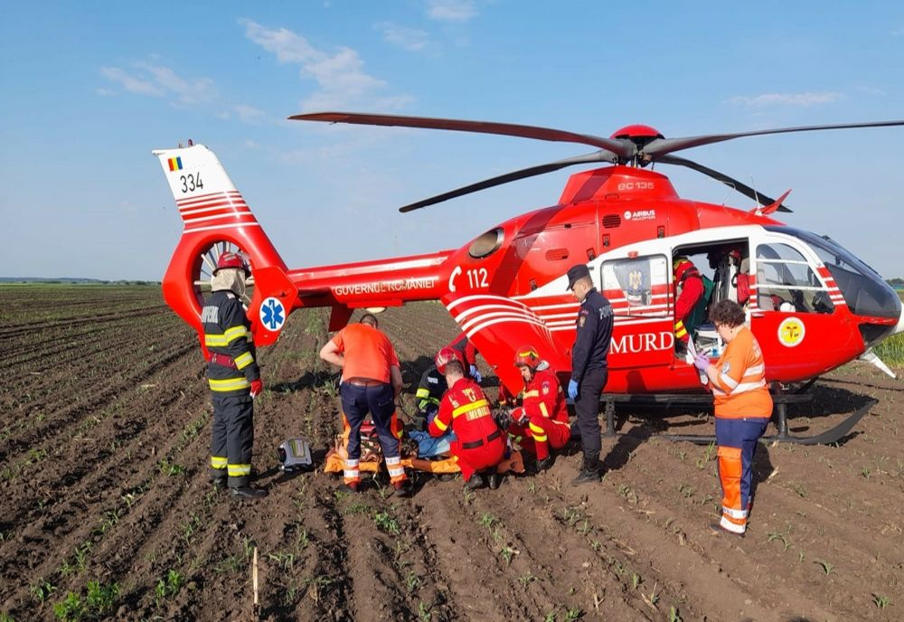 FOTO Ialomița Căruță spulberată de o mașină. Persoană inconștientă preluată de elicopter