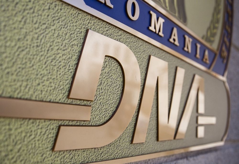 Ofițer SRI prins în flagrant, în timp ce primea mită 2.500 de euro