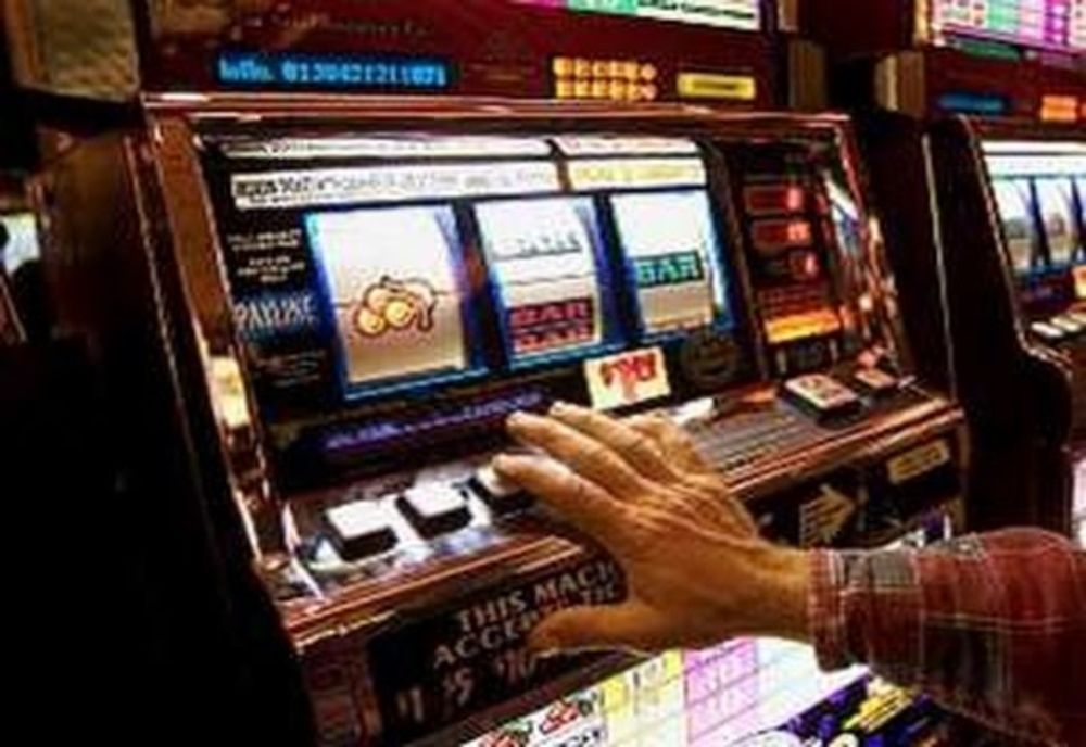 Supărat ca a pierdut la păcanele, s-a răzbunat pe aparatul de jocuri de noroc