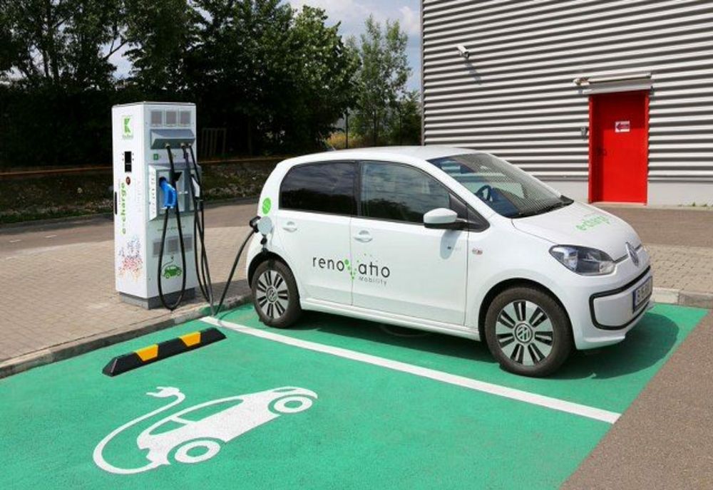 Încărcare mașinilor electrice nu mai este gratuită. Ce lanțuri de supermarketuri vor taxa serviciul