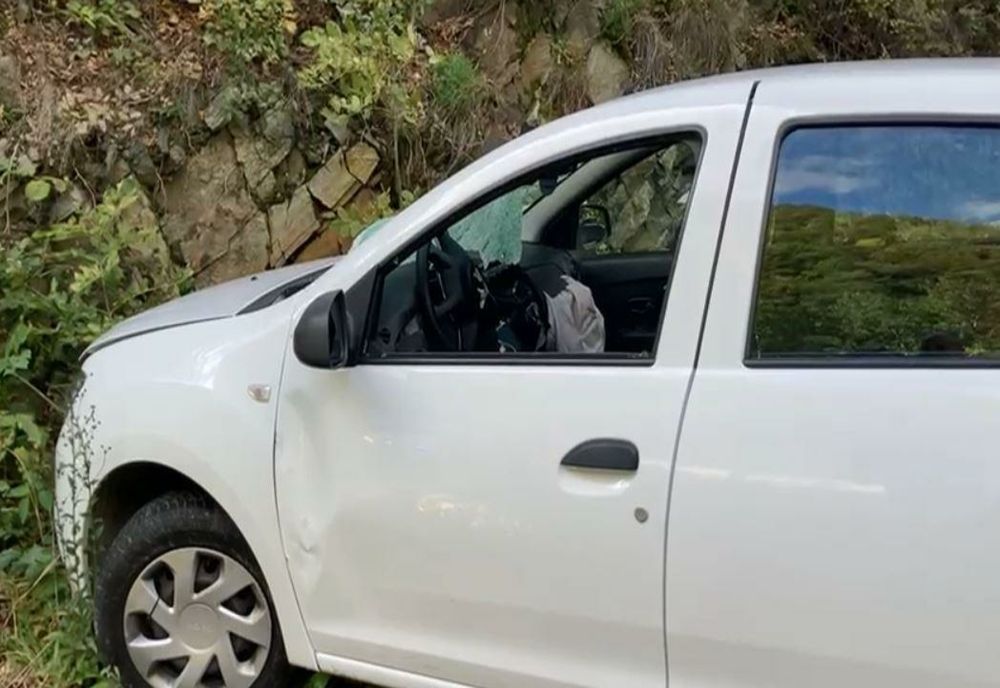  Bărbat din Giurgiu, mort după ce o bucată de stâncă s-a prăbuşit peste maşina pe care o conducea, în Defileul Jiului