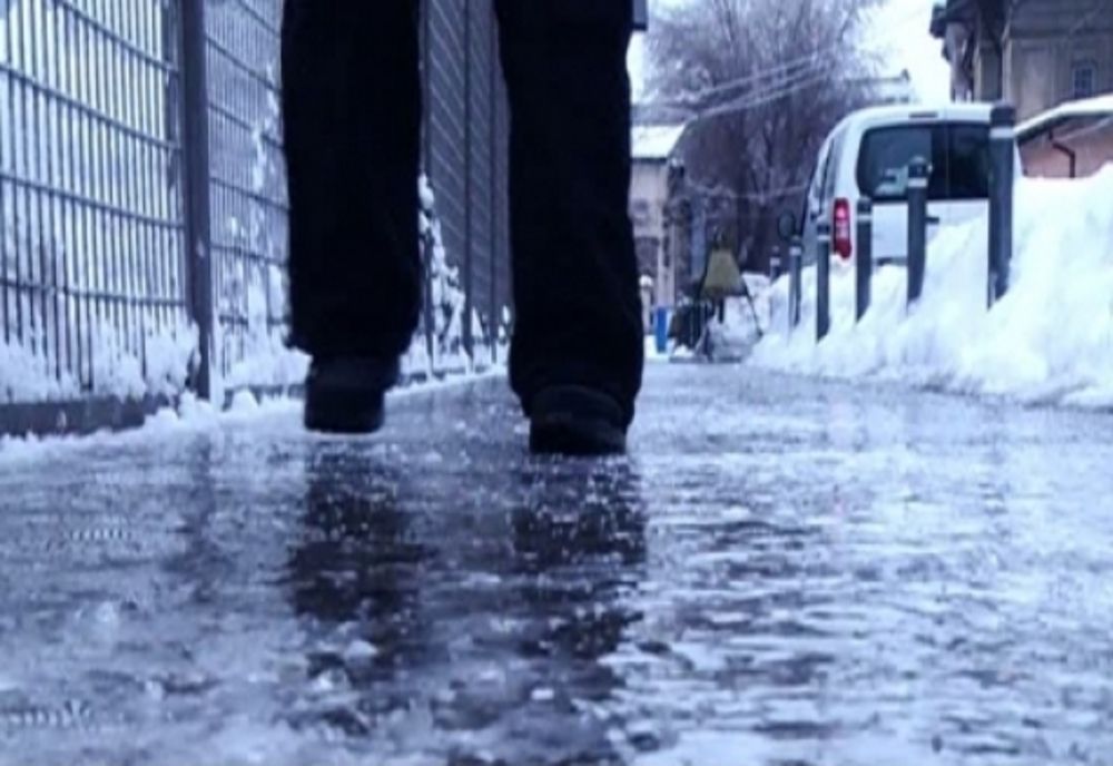 Cod galben de fenomene periculoase - ghețuș pe șoselele din țară. Cele mai afectate județe