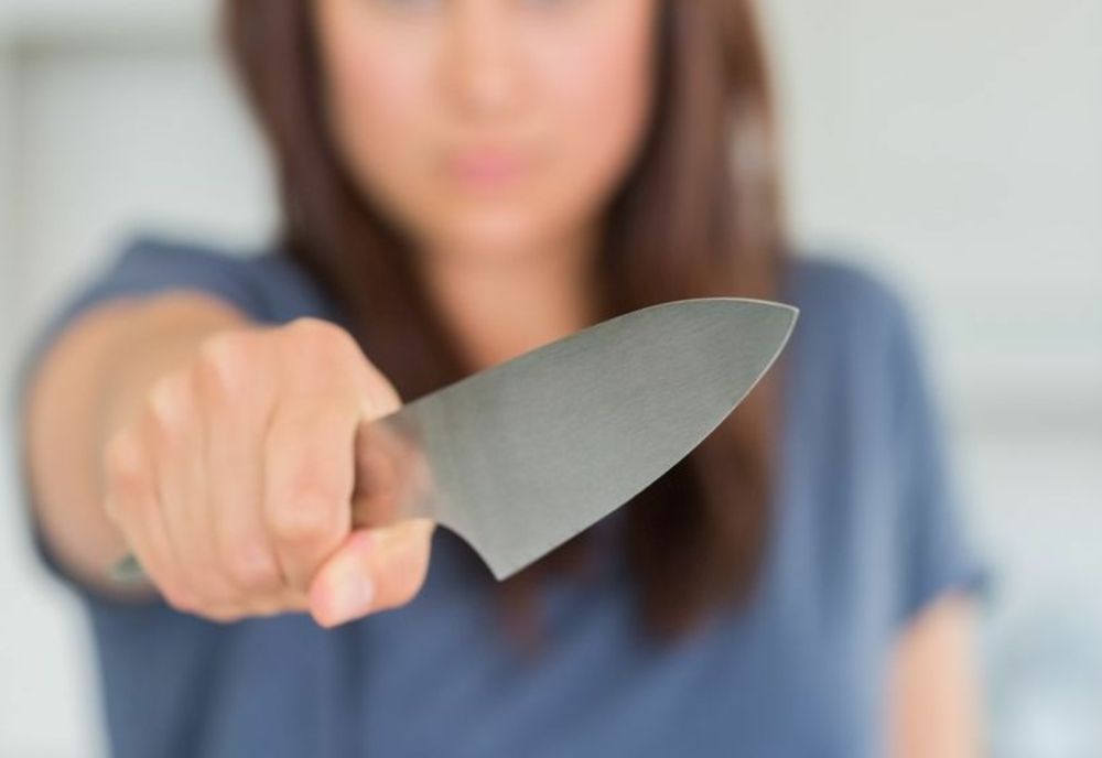 Înjunghiat în spate cu un cuțit după ce a colindat