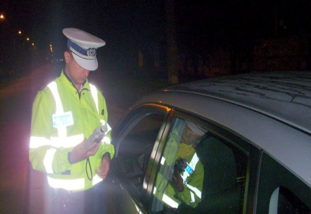 Ghinion pentru doi bărbați opriți de polițiști în trafic