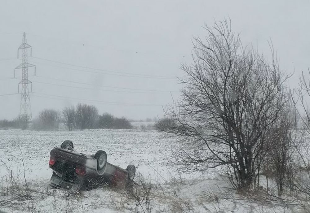 Cascadorie pe DN21. Mașină răsturnată 