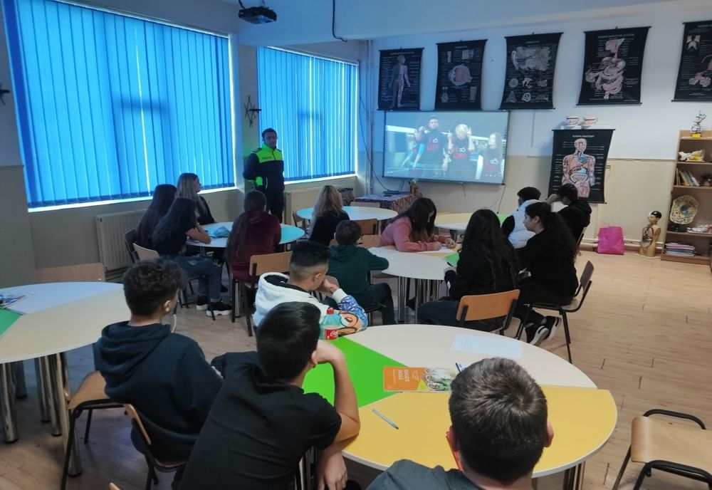 Polițiștii prezenți în școli pentru a preveni evenimentele negative în rândul minorilor