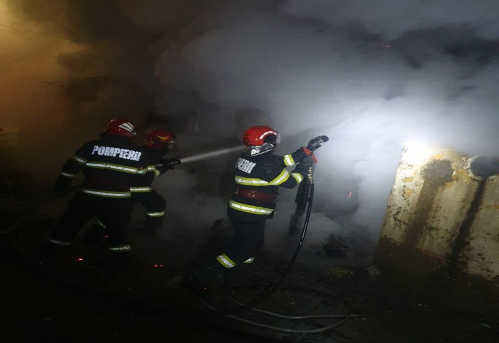 FOTO Incendiu violent casă distrusă de flăcări. Două persoane la spital