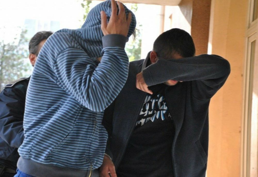 Rețnuți pentru furt calificat, fugă de la locul accidentului și conducere fără permis