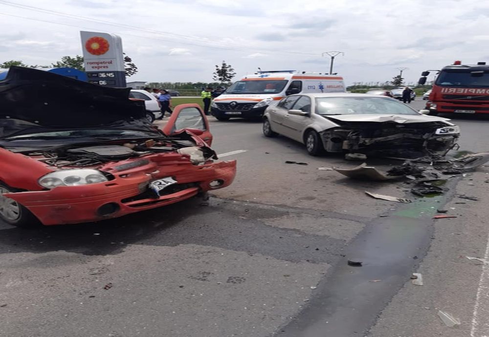 FOTO Impact frontal între două autoturisme. Patru victime