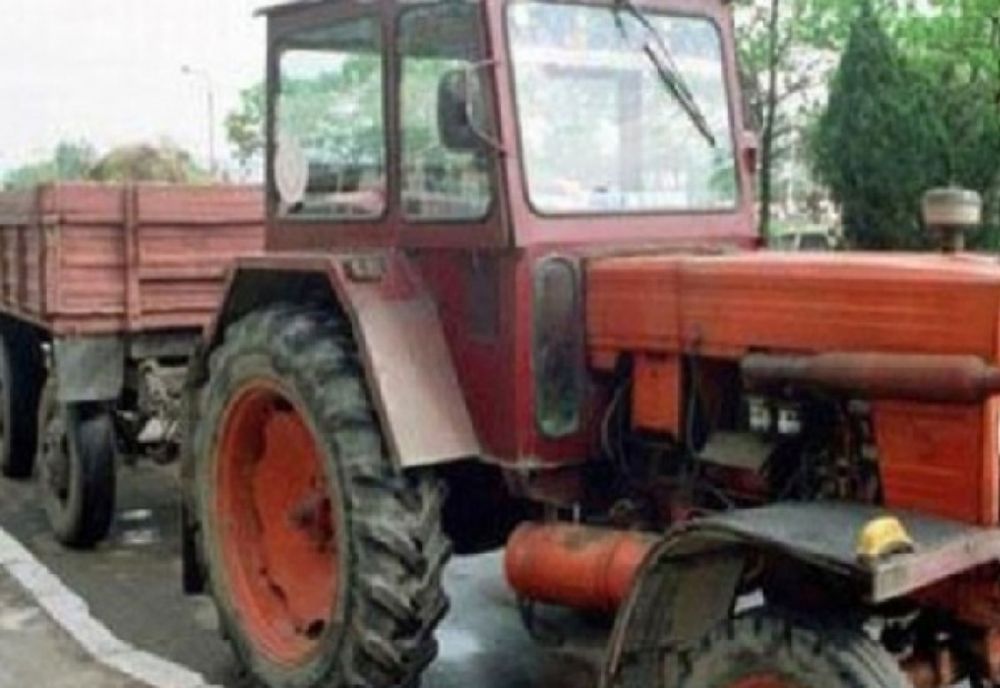 Tupeu maxim! Deși nu avea permis, s-a urcat la volanul unui tractor neînmatriculat