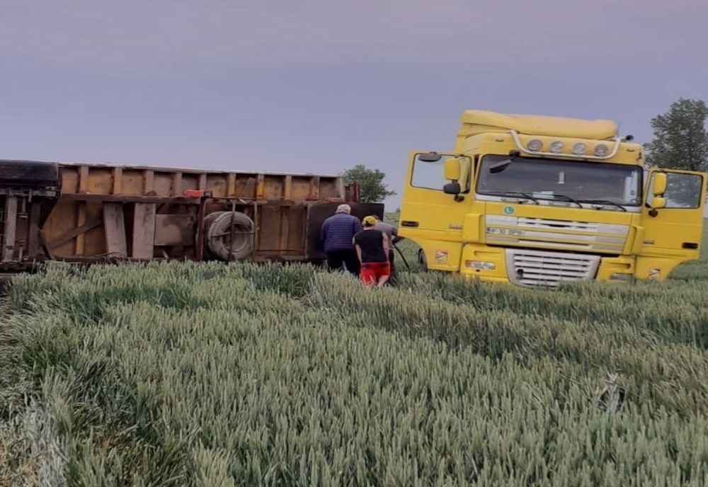 TIR răsturnat pe un drum județean din Ialomița. O victimă încarcerată