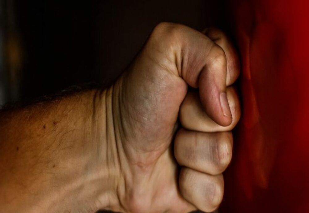 Scandal la beție.Femeie bătută crunt 