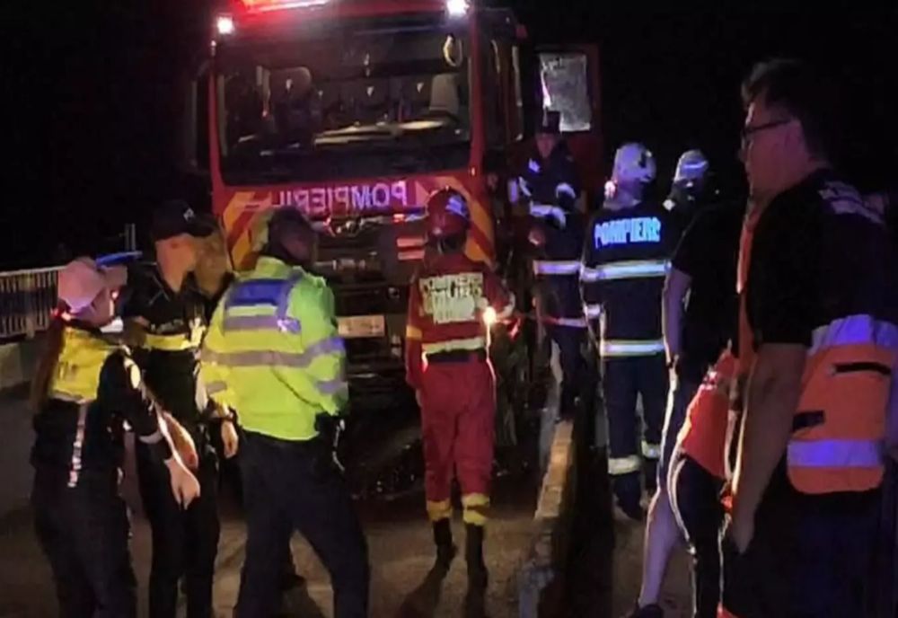 TIR scufundat în Dunăre, după ce a rupt parapetul de protecție: șoferul, de negăsit