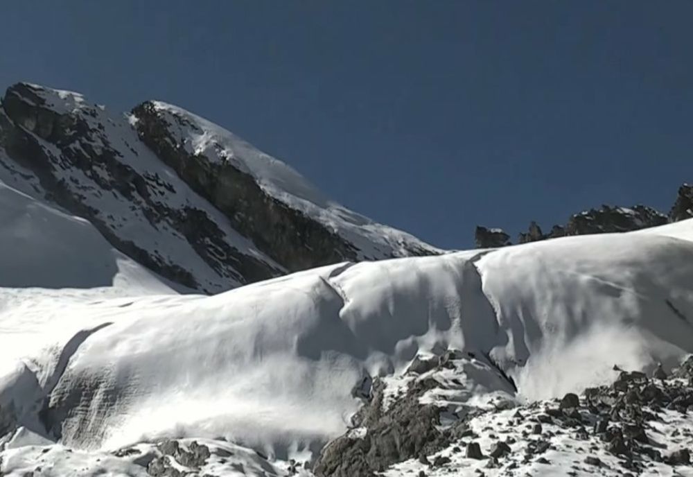 AVALANȘĂ ÎN NEPAL: 3 ALPINIȘTI MORȚI ȘI ALȚI 4 DAȚI DISPĂRUȚI