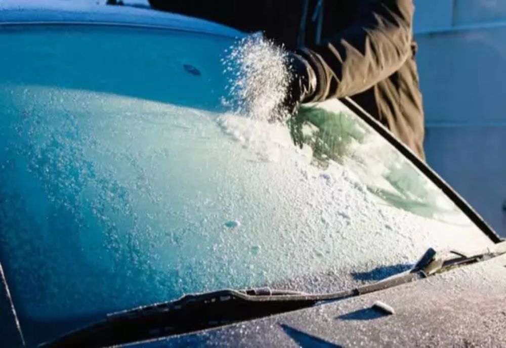 Cum să dezgheți rapid parbrizul mașinii