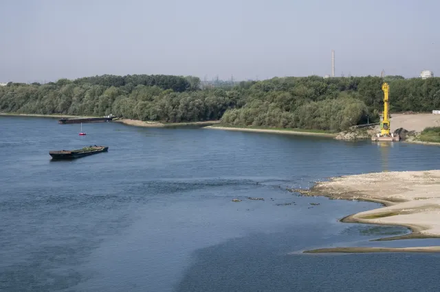 Debitul Dunării scade din nou. Trei utilaje lucrează pentru redirijarea apei spre Cernavodă
