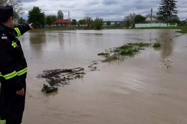 Salvare dramatică în Dâmbovița! Un bărbat a fost scos cu elicopterul din viitură după ce s-a urcat pe un excavator