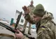 Primarul Vitali Klitschko îmbrăcă uniforma militară și este gata să apere capitala Kiev! "Trebuie să fac asta"