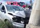 S-a înfipt cu mașina în stâlp